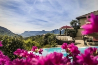 Freibad mit Blick auf Berge Freibad mit Blick auf Berge