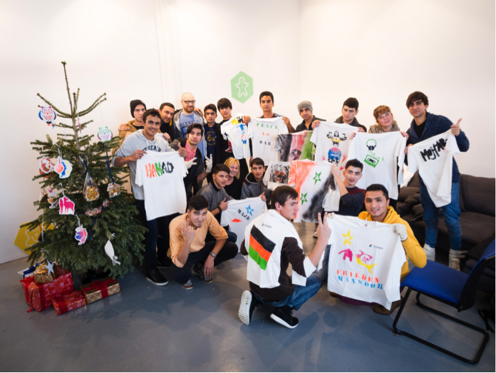 Stolz: Die T-Shirt-Kollektion der geflüchteten Jugendlichen. Foto: Aurelio Schrey.