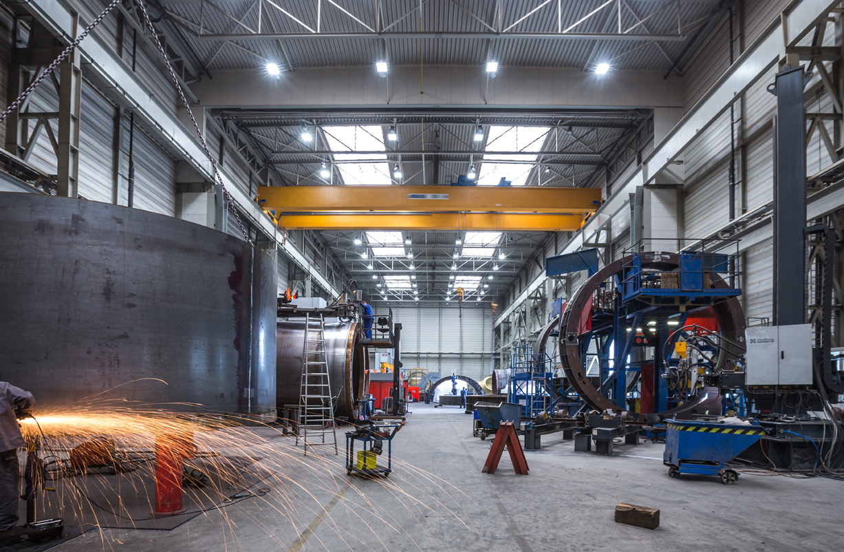 Modern ausgeleuchtete Produktionshalle mit energieeffizienten LED-Leuchten der Deutschen Lichtmiete Modern ausgeleuchtete Produktionshalle mit energieeffizienten LED-Leuchten der Deutschen Lichtmiete