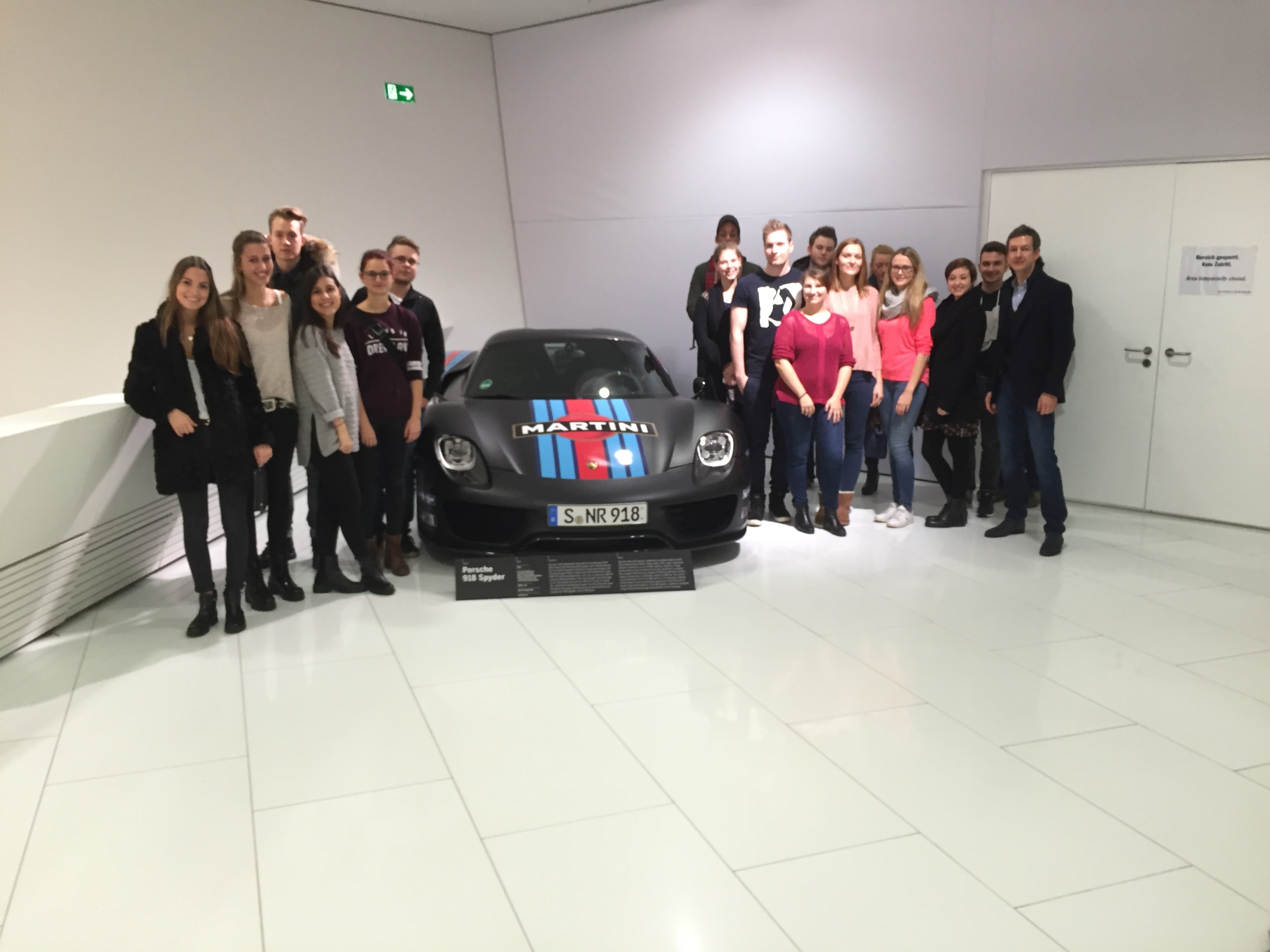 Macromedia Studierende im Porsche Museum