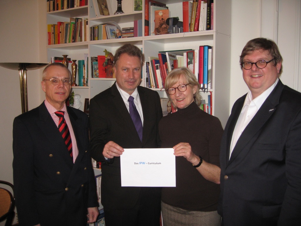v.l.n.r.: Andreas Hofert (IfKom), Heinz Leymann (IfKom), Prof. Dr. Gudrun Kammasch (IPW), Prof. Dr. v.l.n.r.: Andreas Hofert (IfKom), Heinz Leymann (IfKom), Prof. Dr. Gudrun Kammasch (IPW), Prof. Dr.