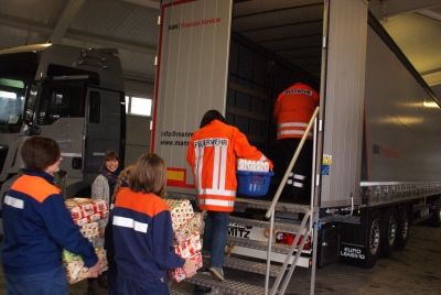 Freiwillige Feuerwehren brachten Spenden zu EURO-Leasing nach Sittensen Freiwillige Feuerwehren brachten Spenden zu EURO-Leasing nach Sittensen