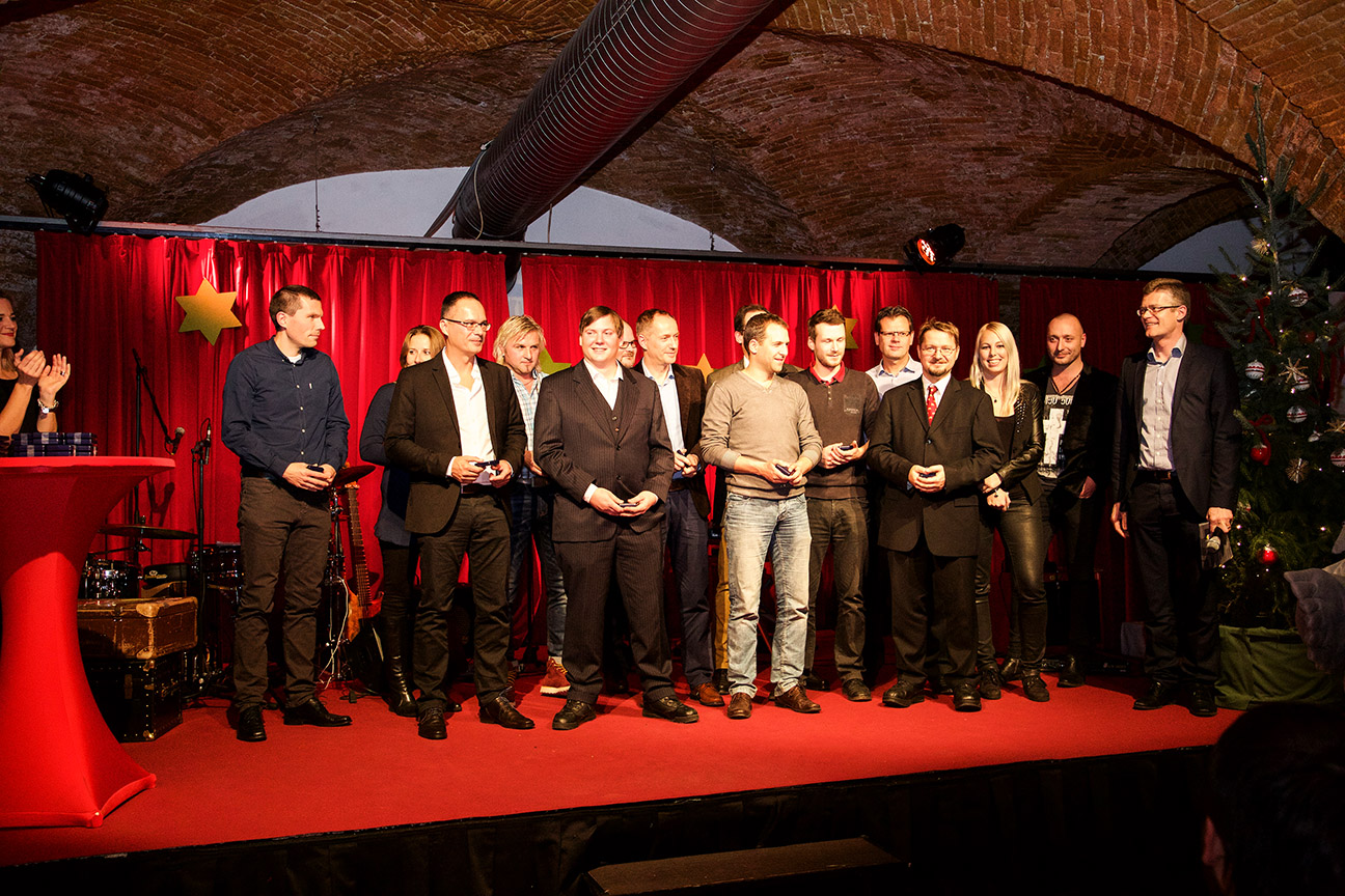 Mitarbeiter feiern ihr Firmenjubiläum v.l.n.r.: Mitarbeiter SKIDATA und Hugo Rohner (CEO SKIDATA)