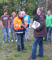 Erwin Rechsteiner (orange Jacke) mit Hambührens Bauamtsleiter Niels Jürgensen und den Skatern
