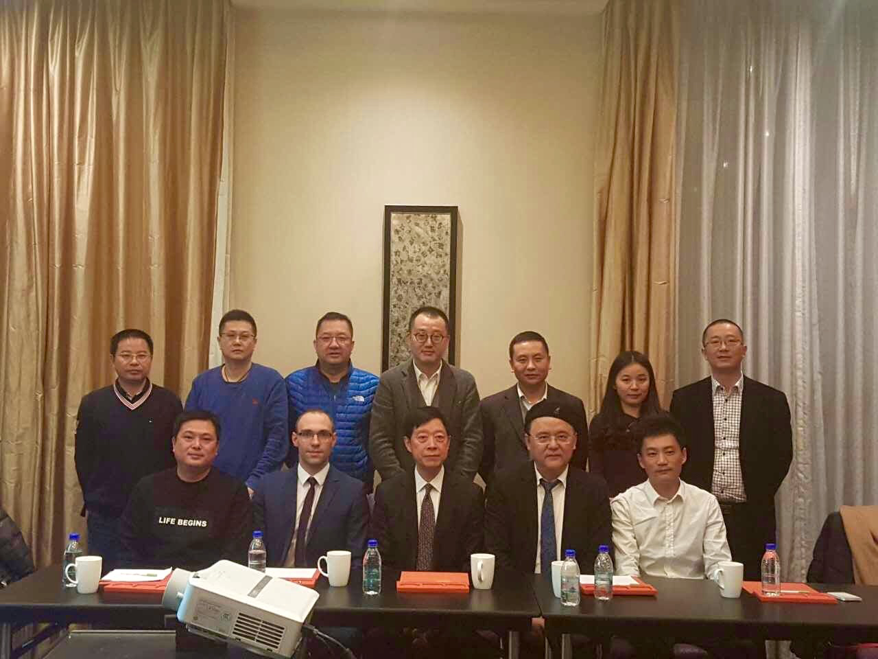 Sebastian Heidrich (2. links unten), Vorstand der Thermotec AG mit seinen Resellern in China