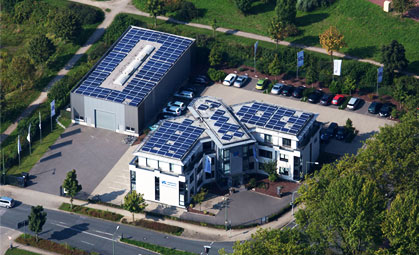 Auf dem Dach des Firmensitzes der vs vergleichen-und-sparen GmbH wird CO2 eingespart. Auf dem Dach des Firmensitzes der vs vergleichen-und-sparen GmbH wird CO2 eingespart.