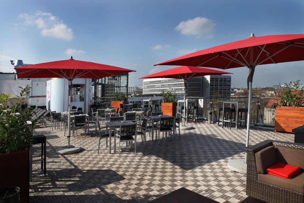 vom siebten Stock der stylischen Dachterrasse genießt man einen tollen Blick auf die City-West