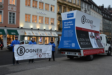 Pressetermin vor der Frankfurter Bogner-Filiale