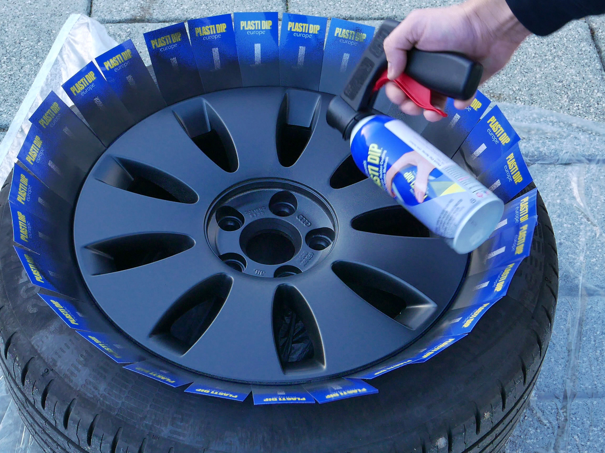 Einfach in der Anwendung: Plasti Dip Flüssiggummi lässt sich schnell auftragen, schützt die Felgen u Einfach in der Anwendung: Plasti Dip Flüssiggummi lässt sich schnell auftragen, schützt die Felgen u