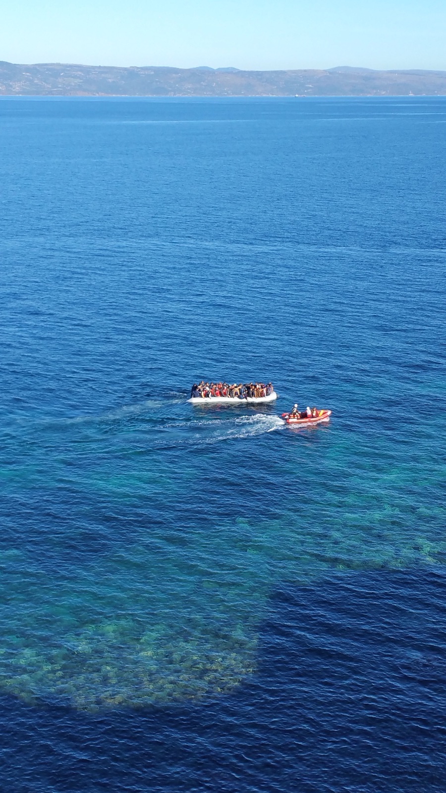 Das Rettungsboot bei seinem ersten Einsatz vor der Griechischen Küste Das Rettungsboot bei seinem ersten Einsatz vor der Griechischen Küste
