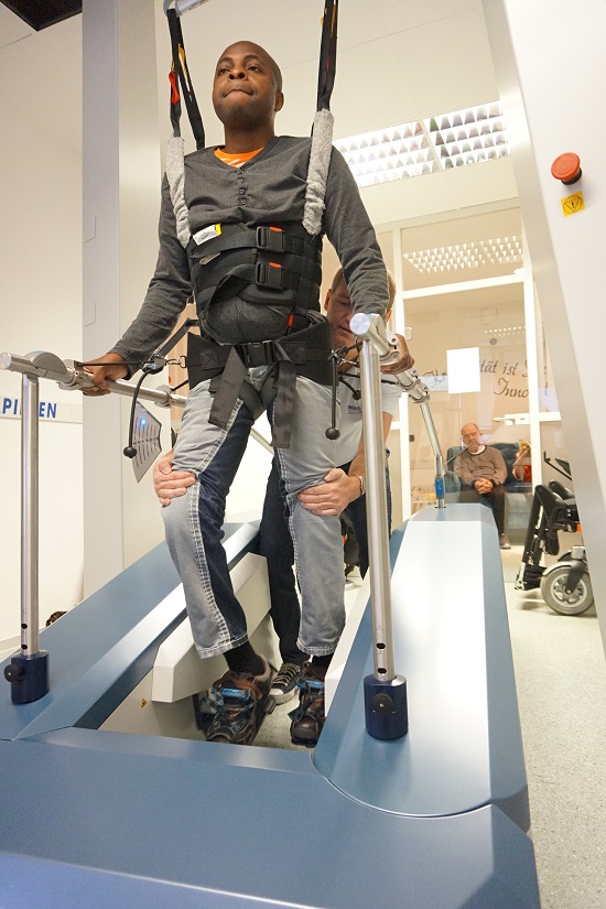 Gangtraining mit Endeffektor Gangtrainer LYRA® im Therapieinstitut THERA Motion, Schweinfurt. Gangtraining mit Endeffektor Gangtrainer LYRA® im Therapieinstitut THERA Motion, Schweinfurt.