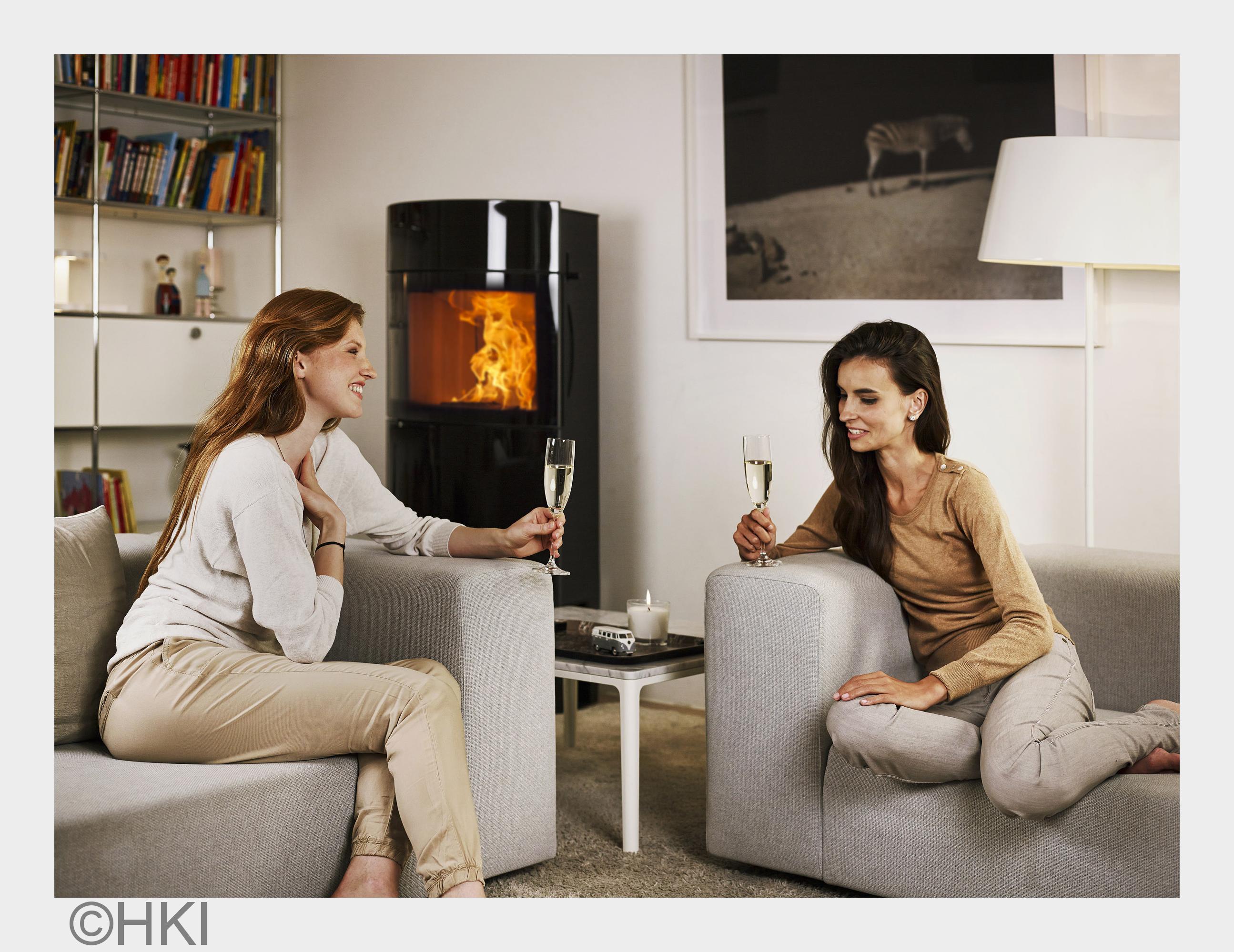 Heizen mit modernen Feuerstätten macht unabhängig von fossilen Brennstoffen (Bildquelle: HKI) Heizen mit modernen Feuerstätten macht unabhängig von fossilen Brennstoffen (Bildquelle: HKI)