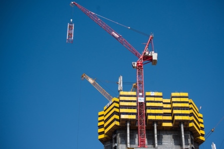 Hohe Arbeitsgeschwindigkeiten von bis zu 185 m/min und ein Hakenweg von 920 Metern beeindrucken. Hohe Arbeitsgeschwindigkeiten von bis zu 185 m/min und ein Hakenweg von 920 Metern beeindrucken.