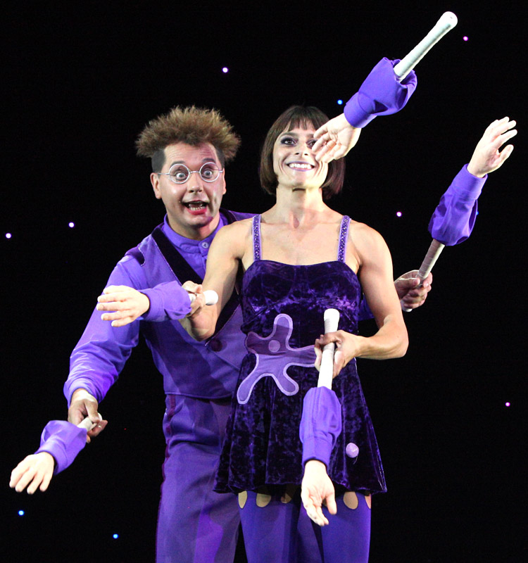 Artistik Show mit Comedy Jonglage brachte Standing Ovations Artistik Show mit Comedy Jonglage brachte Standing Ovations