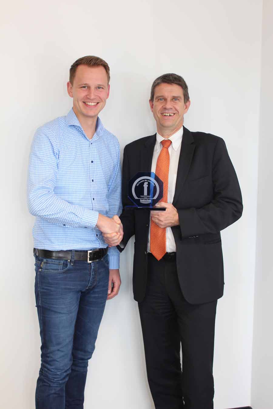 Eric Weis (links), Funkschau, gratuliert Ralf Kalker (rechts), Vertriebsdirektor DACH bei Konftel
