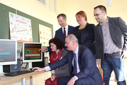 Schulleiterin Britta Gläser (sitzend, l.) mit Verantwortlichen der Stadt und von URANO im PC-Labor.