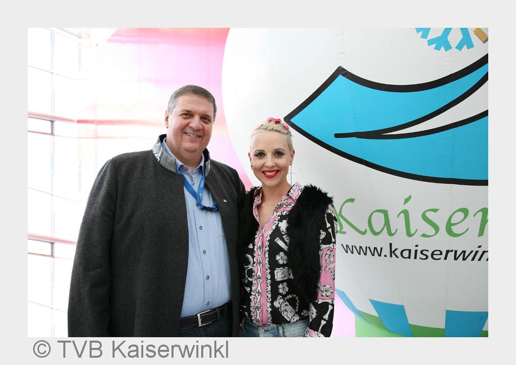 TVB Kaiserwinkl Obmann Gerd Erharter& Profi-Sängerin Hannah (Bildquelle:©TVB Kaiserwinkl) TVB Kaiserwinkl Obmann Gerd Erharter& Profi-Sängerin Hannah (Bildquelle:©TVB Kaiserwinkl)