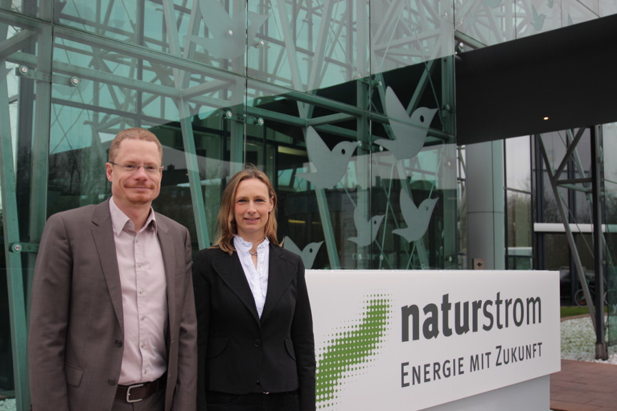 Oliver Hummel und Dr. Kirsten Nölke vor dem neuen Unternehmenssitz