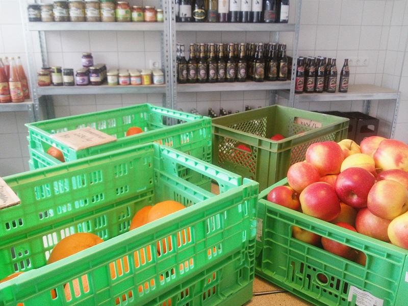 Im Laden von Good to Eat gibt es frisches Obst sowie regionale Bio-Spezialitäten. Im Laden von Good to Eat gibt es frisches Obst sowie regionale Bio-Spezialitäten.