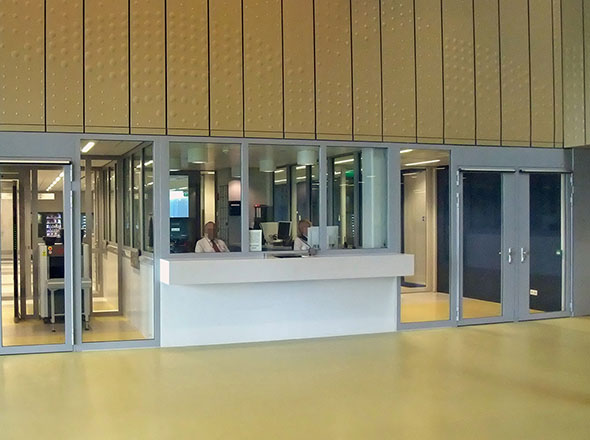 Wachbereich mit Schalterfenstern, Türen und Trennwänden sowie Flurabschlusstüren im System SECUFIRE® Wachbereich mit Schalterfenstern, Türen und Trennwänden sowie Flurabschlusstüren im System SECUFIRE®