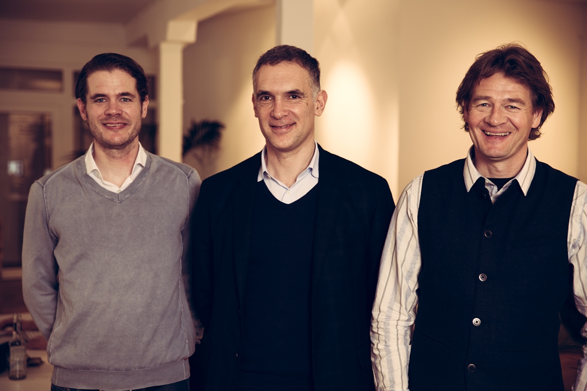 Zone: F. Holzapfel (CEO Deutschland), J. Freedman (Exekutive Chairman), K. Holzapfel (CEO USA) Zone: F. Holzapfel (CEO Deutschland), J. Freedman (Exekutive Chairman), K. Holzapfel (CEO USA)