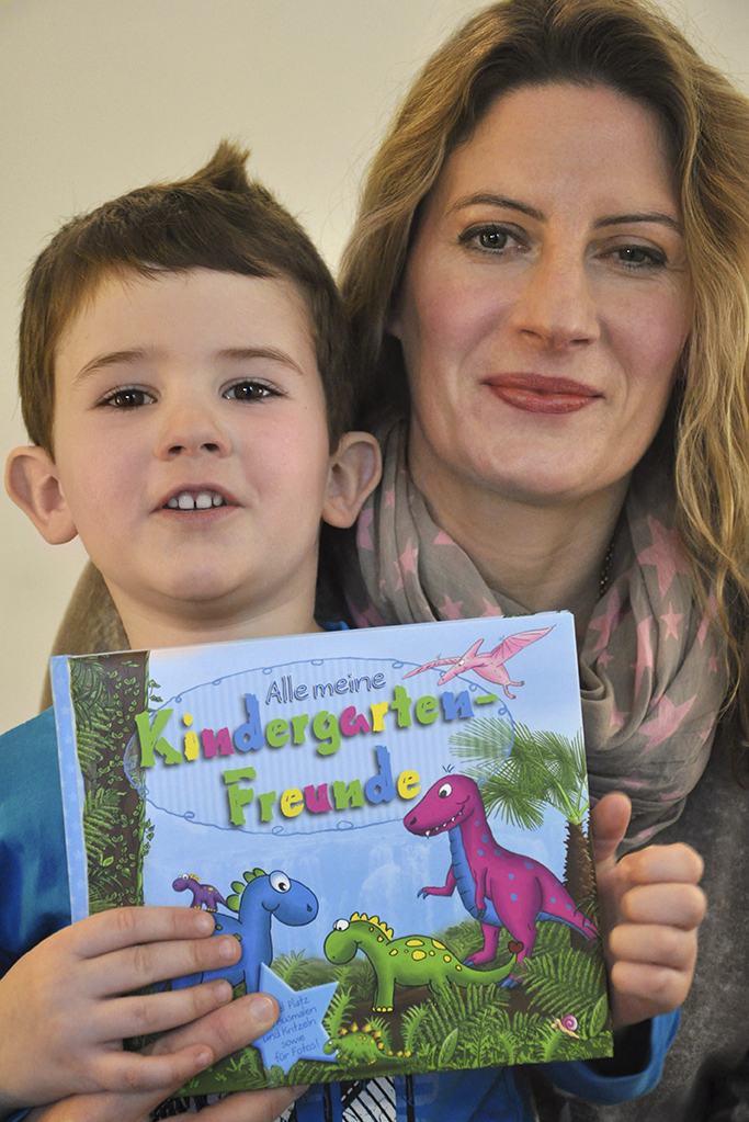 Illustratorin Maren Grande mit ihrem Sohn und dem neuen Kindergarten-Freundebuch im Grätz Verlag Illustratorin Maren Grande mit ihrem Sohn und dem neuen Kindergarten-Freundebuch im Grätz Verlag