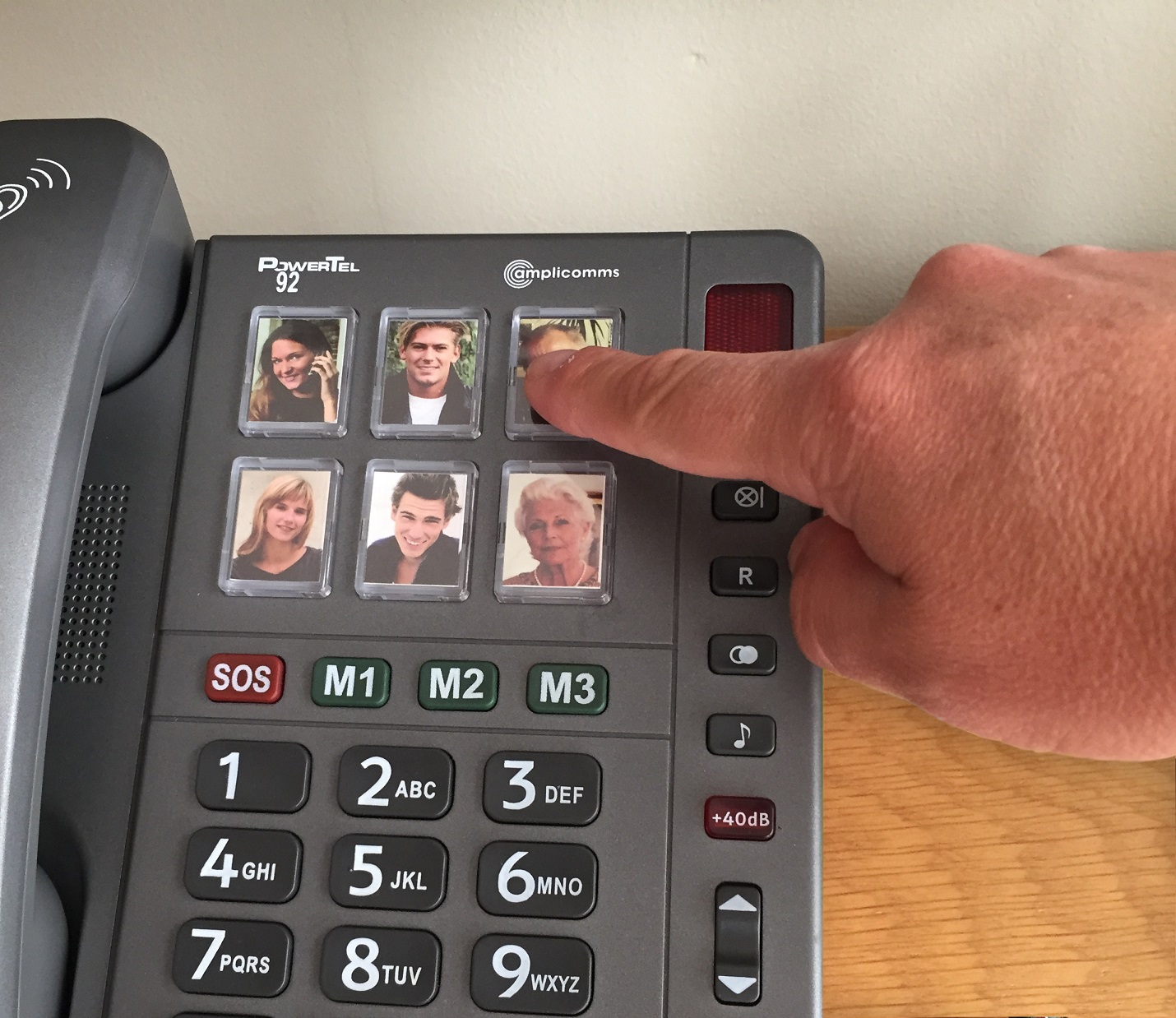 Das neue PowerTel 92 von amplicomms mit Bildwahl für bequemes Telefonieren Das neue PowerTel 92 von amplicomms mit Bildwahl für bequemes Telefonieren