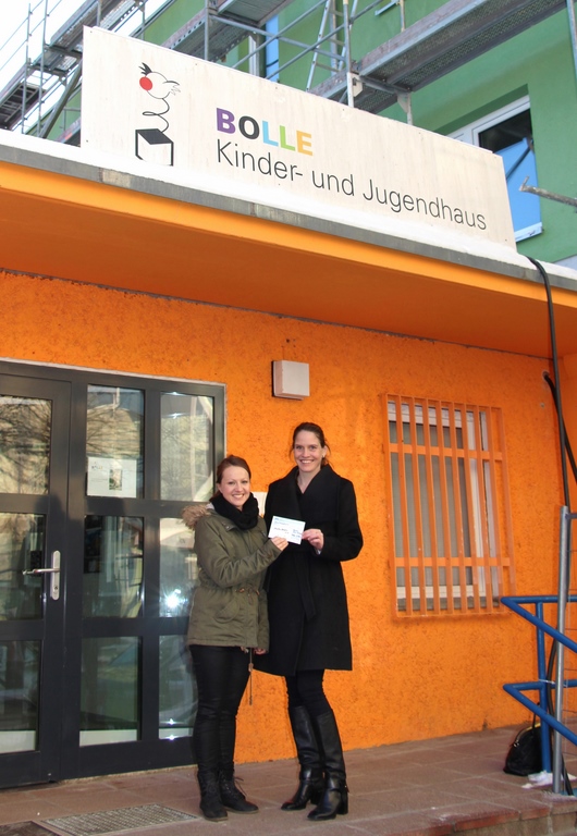 Friederike Nitsch (l.) und Verena Mahr (r.) bei der Spendenübergabe