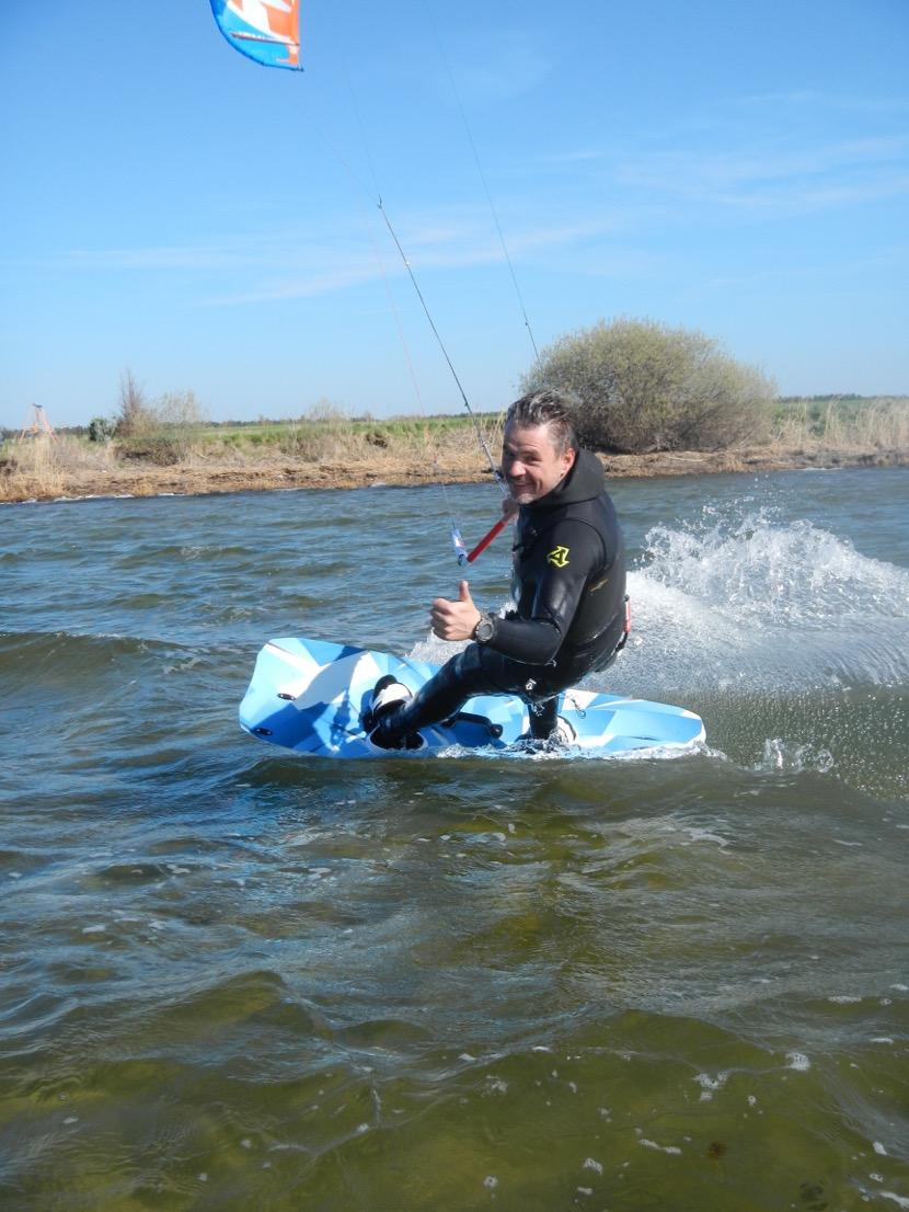 Geschenk zum Valentinstag. Kitesurfen, Windsurfen, Katamaran, Trabant mieten.