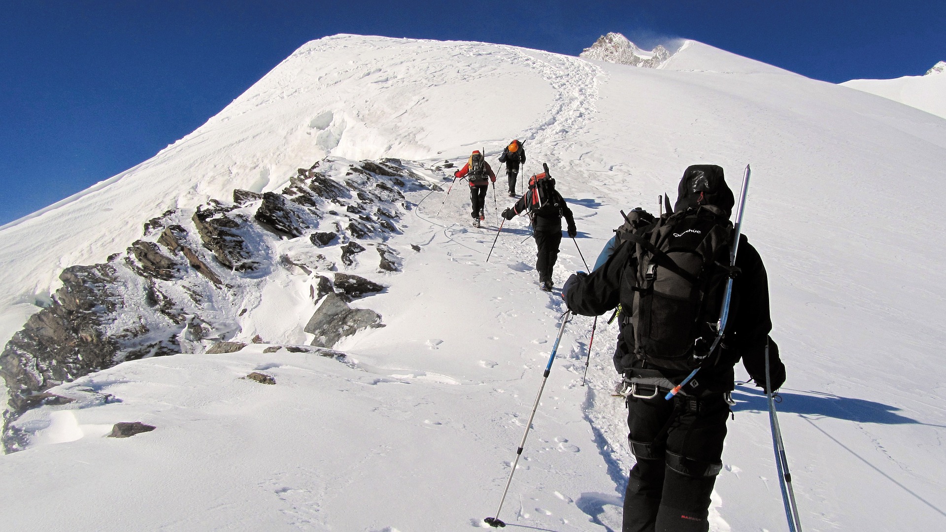 Wandern mit den Trekkingstöcken im Winter