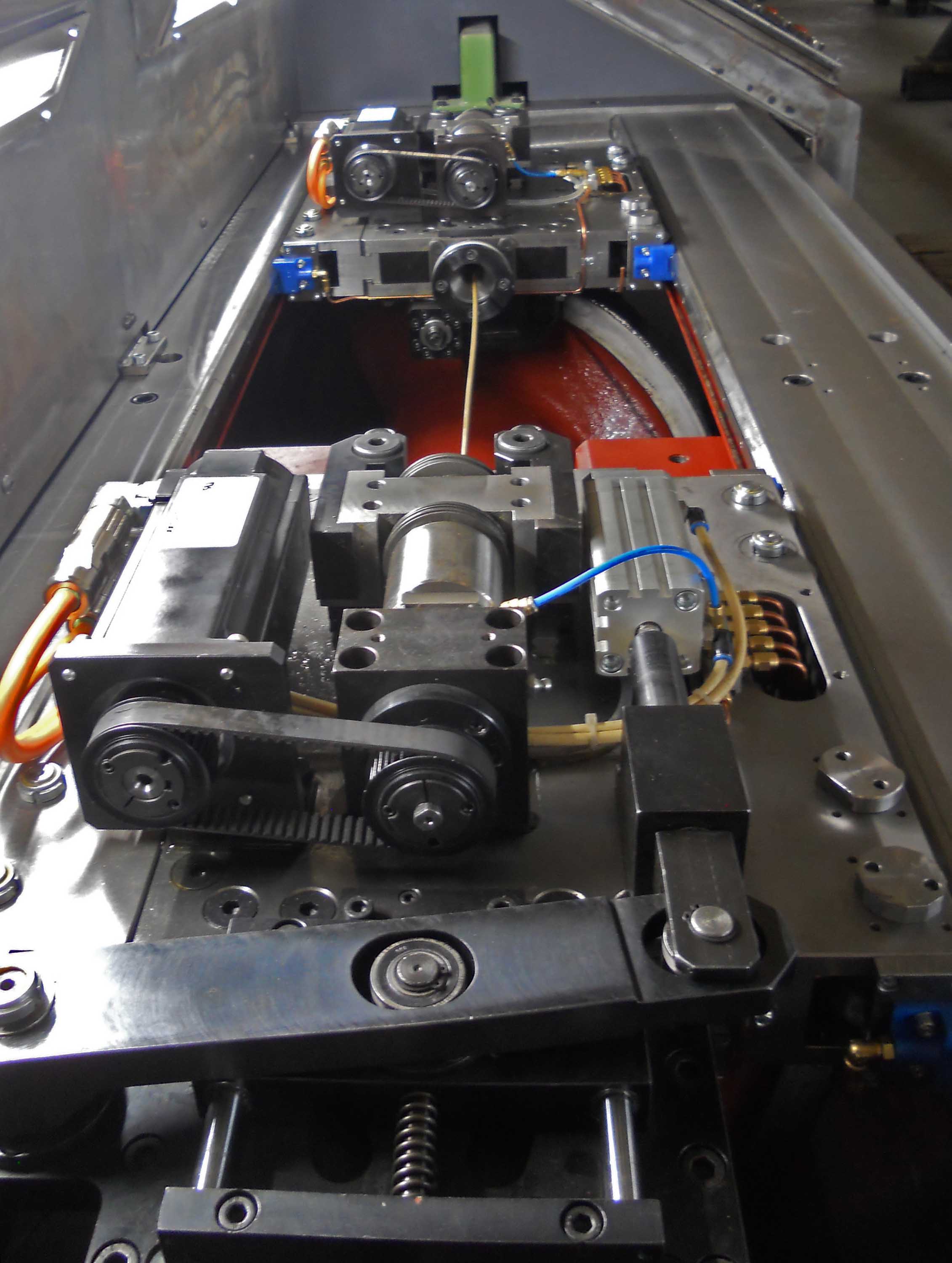 Die neue Ziehmaschine CDS-TQ 50/100?im Vordergrund die Motoren der servo-elektrischen Ziehbackenst Die neue Ziehmaschine CDS-TQ 50/100?im Vordergrund die Motoren der servo-elektrischen Ziehbackenst