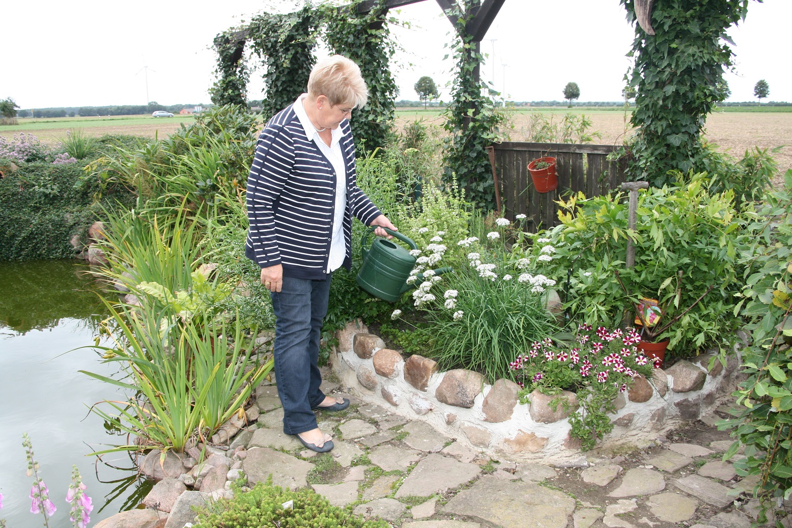 Wer Gartenarbeit abwechselnd kniend, stehend und gehend erledigt, beugt einem Venenstau wirksam vor. Wer Gartenarbeit abwechselnd kniend, stehend und gehend erledigt, beugt einem Venenstau wirksam vor.