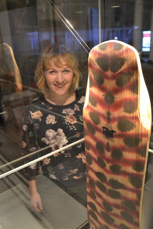 Ein Longboard mit einer weltweit einmaligen Materialkombination aus Holz und Seide präsentiert Vikto