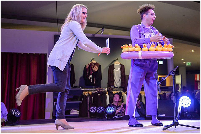 Event Künstler Blub amüsiert mit seinem Comedy Showact bei Modenschau Event Künstler Blub amüsiert mit seinem Comedy Showact bei Modenschau