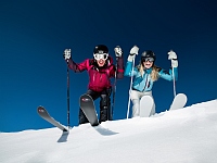 Skifahrer am Absprung