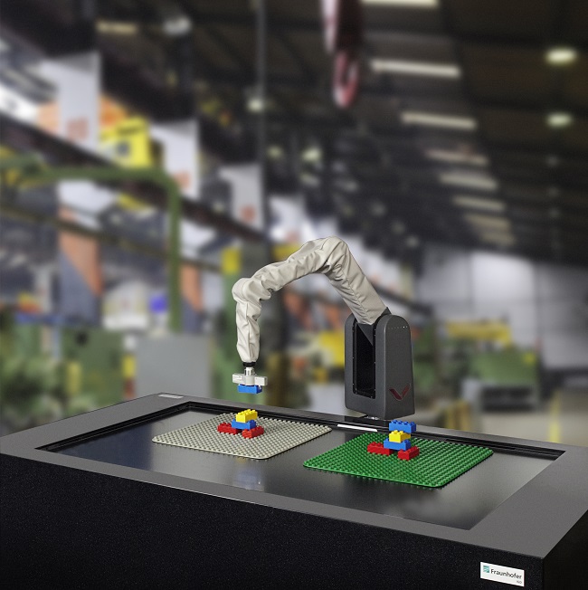 Der DUPLOcator erkennt via Kameras geformte Strukturen und baut diese mit einem Roboterarm nach. (Nu