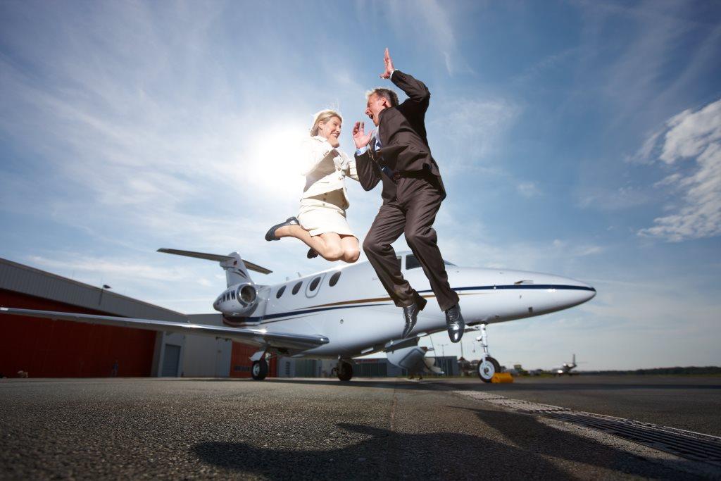 Luxus - Privatjet-Reisende bei Air Partner haben gut lachen. Foto: Christian Wyrwa/Air Partner Luxus - Privatjet-Reisende bei Air Partner haben gut lachen. Foto: Christian Wyrwa/Air Partner