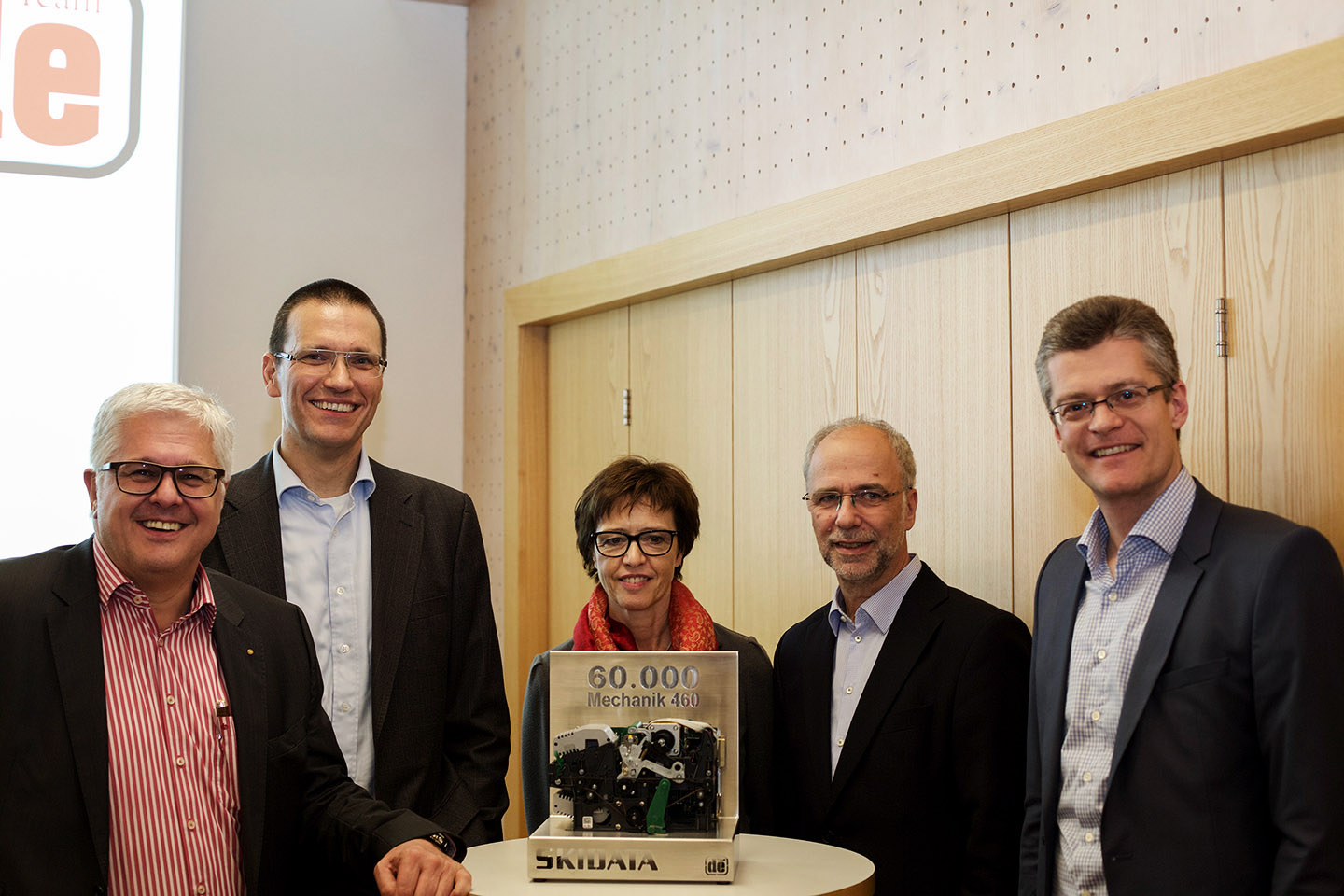 Das SKIDATA-Team und Digital feiern 60.000ste Ticketmechanik Das SKIDATA-Team und Digital feiern 60.000ste Ticketmechanik