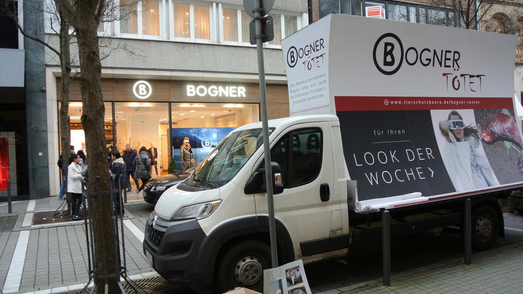 Der Plakat-Wagen des Deutschen Tierschutzbüros steht in Hannover vor Bogner und informiert über Echt