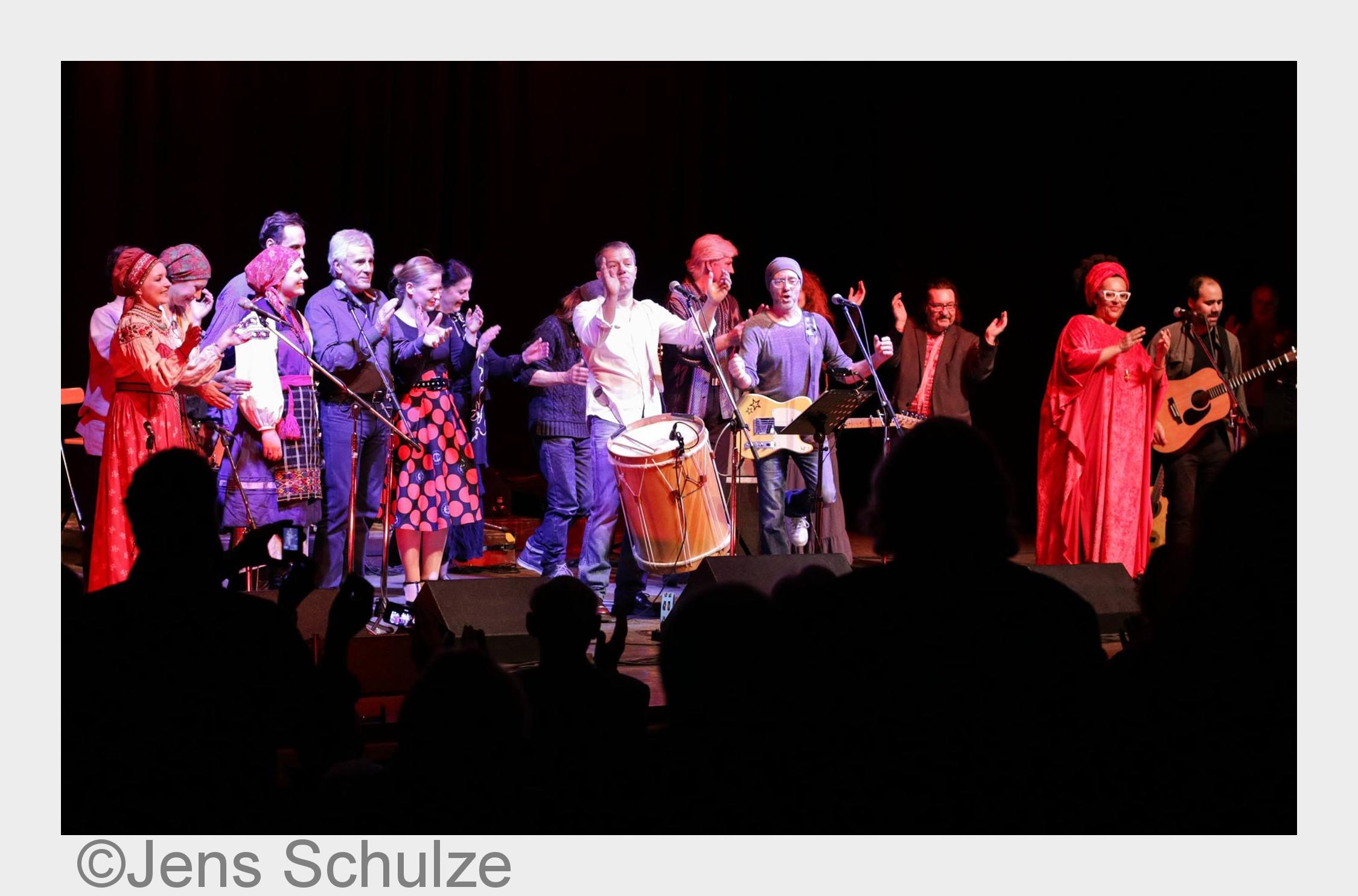 Alle Künstler gestalten gemeinsam das Finale des Konzertes (Bildquelle: Jens Schulze)