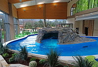 Gäste genießen pure Entspannung im Erlebnis-Fluss des neuen Soft-Badebereichs im AquaMagis.