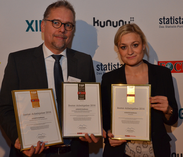 Freude bei den AGRAVIS-Personalmitarbeitern Thorsten Krüger und Eva Sebbelüber die Auszeichnungen. Freude bei den AGRAVIS-Personalmitarbeitern Thorsten Krüger und Eva Sebbelüber die Auszeichnungen.