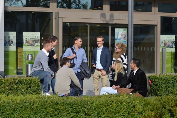 Seit 10 Jahren bildet die Hochschule qualifizierte Fachkräfte aus - Foto: SRH
