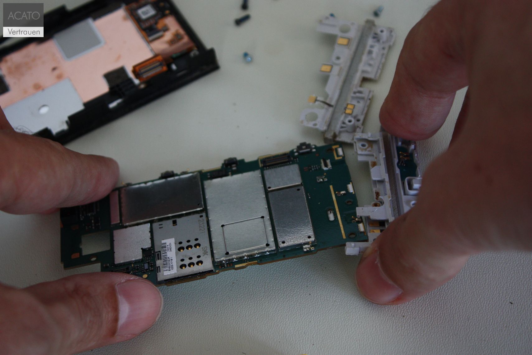 Zerlegen eines defekten Smartphones