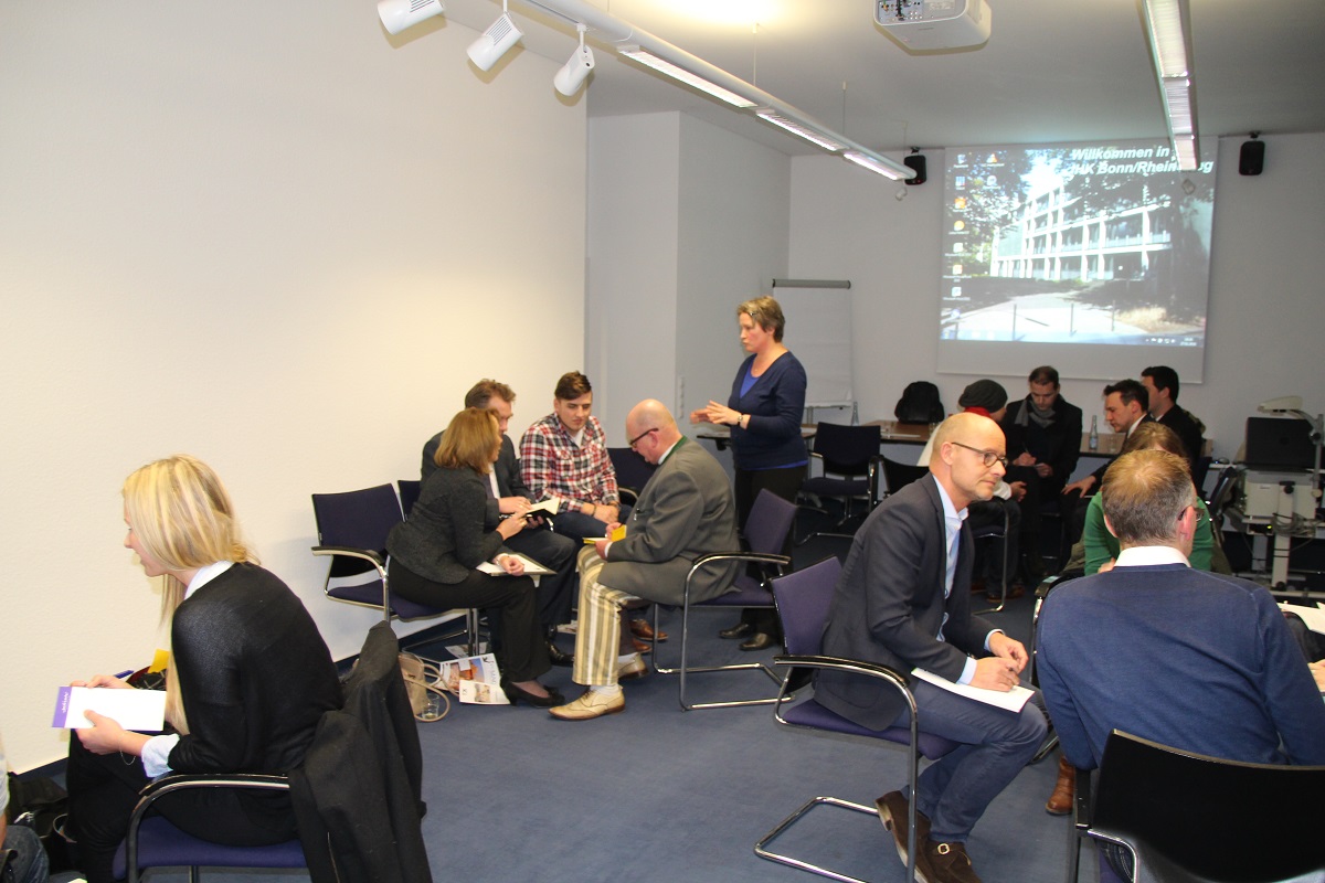 Gutgelaunte Runde beim Präsentationstraining mit Regie und Ritual und der IHK Bonn/Rhein-Sieg Gutgelaunte Runde beim Präsentationstraining mit Regie und Ritual und der IHK Bonn/Rhein-Sieg