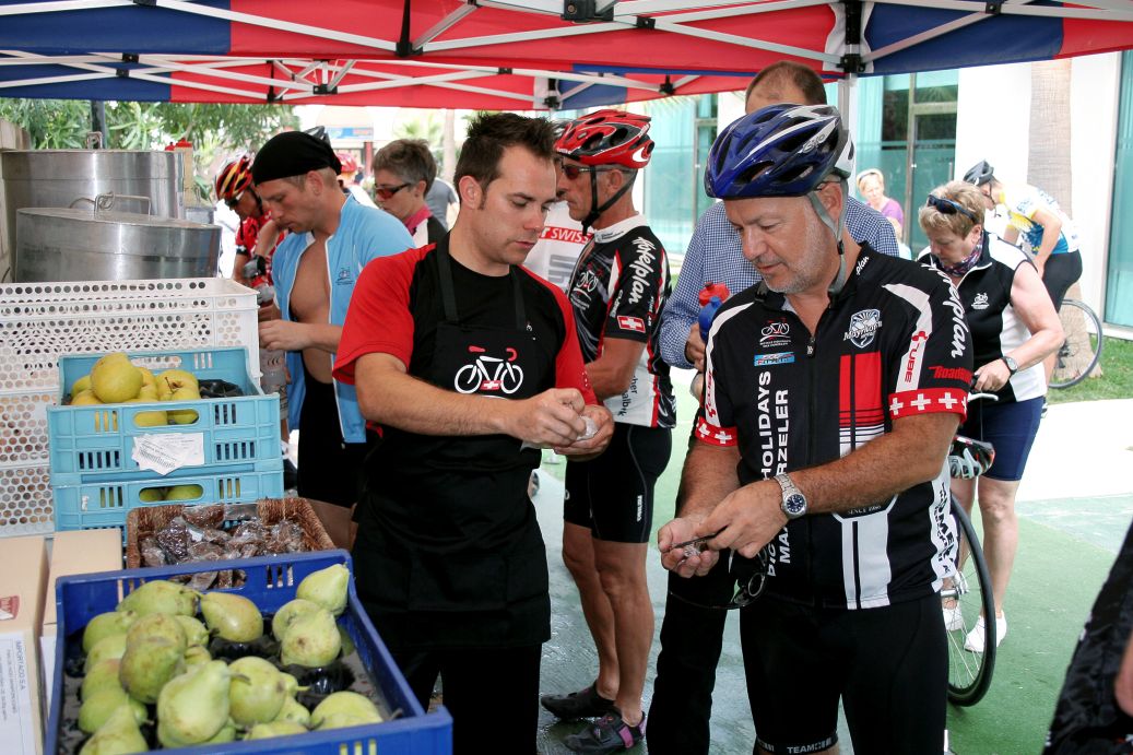 Sportlicher Urlaub: Triathleten an der Verflegungsstation