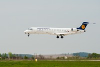 Lufthansa-Flugzeug im Landeanflug auf den Hévíz-Balaton Airport