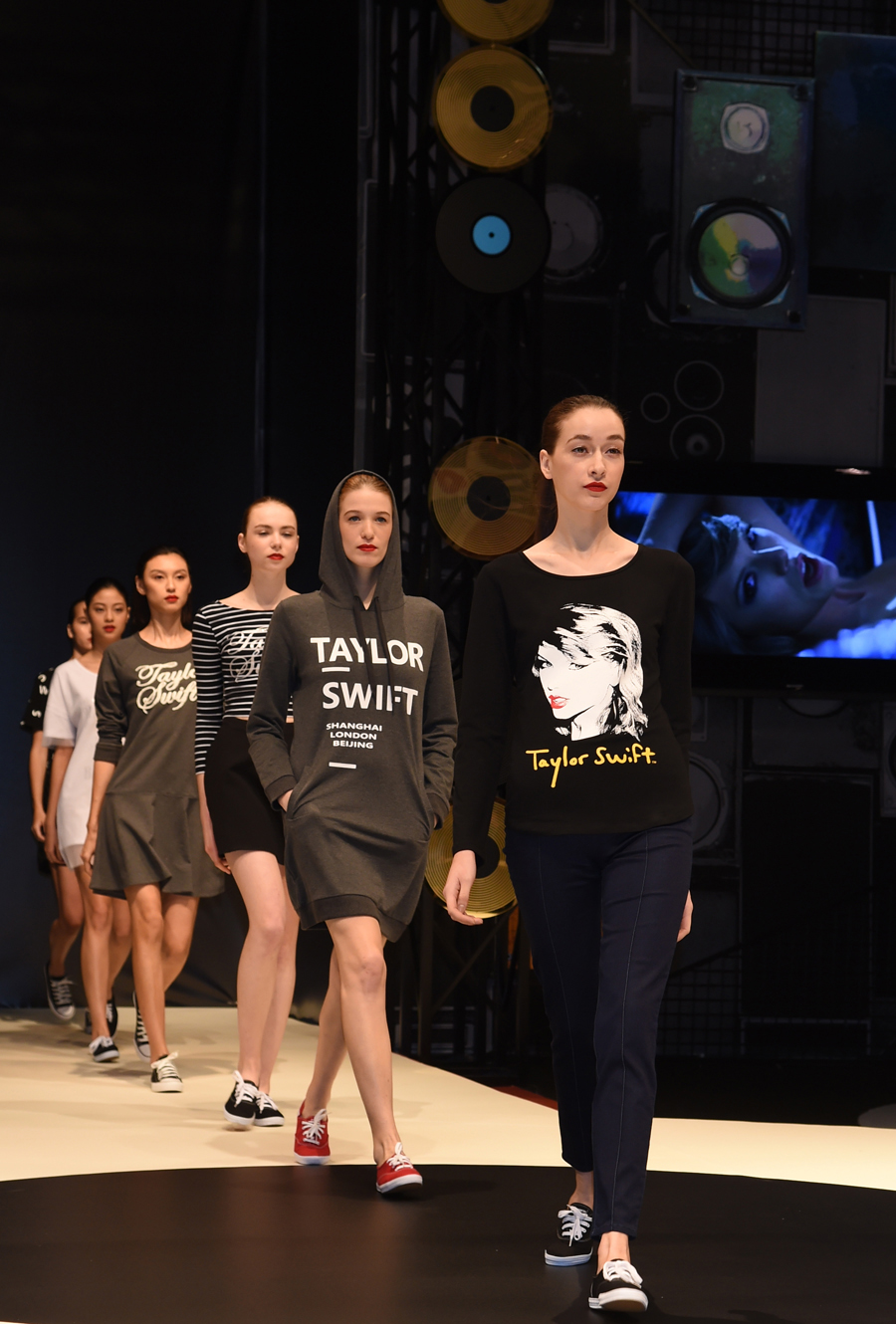 Auf der Messe wurde die neue Modekollektion der US-amerikanischen Schauspielerin Taylor Swift präsen Auf der Messe wurde die neue Modekollektion der US-amerikanischen Schauspielerin Taylor Swift präsen