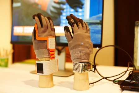 Der „digitalisierte“ Handschuh. (Foto: Stefan Pielow / MÜNCHNER KREIS) Der „digitalisierte“ Handschuh. (Foto: Stefan Pielow / MÜNCHNER KREIS)