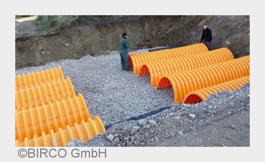 Ein bis zwei Arbeiter reichen aus, um die BIRCO Rigolentunnel von StormTech®fachgerecht einzubauen. 